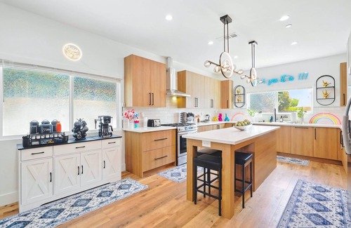 North Hollywood Casa | Vibrant Designer NoHo Escape: Close to Universal & Hollywood - Hot Tub - Parking