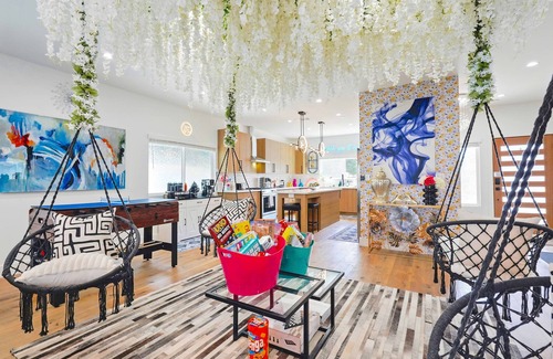 North Hollywood Casa | Vibrant Designer NoHo Escape: Close to Universal & Hollywood - Hot Tub - Parking
