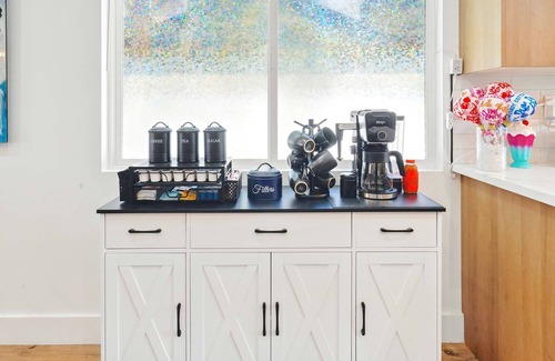North Hollywood Casa | Vibrant Designer NoHo Escape: Close to Universal & Hollywood - Hot Tub - Parking