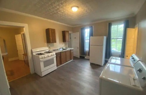 Downtown Syracuse Casa | (G2) Large 2 bdrm unit close to downtown Syracuse.