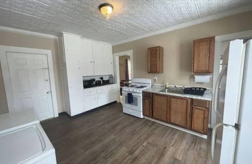 Downtown Syracuse Casa | (G2) Large 2 bdrm unit close to downtown Syracuse.