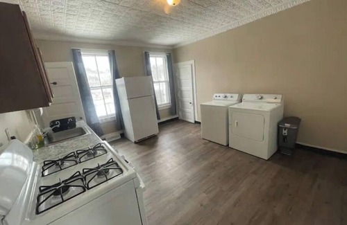 Downtown Syracuse Casa | (G2) Large 2 bdrm unit close to downtown Syracuse.