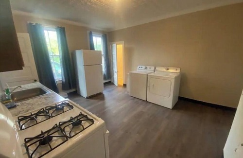 Downtown Syracuse Casa | (G2) Large 2 bdrm unit close to downtown Syracuse.