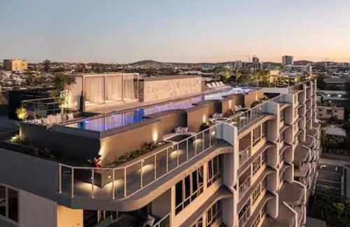 East Brisbane Apartamento | Gabba Oasis - Luxury 3BR Apt & Pool