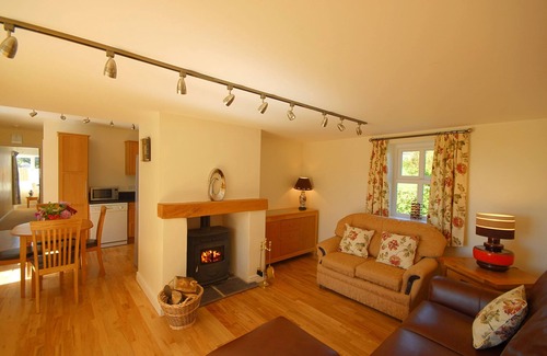 Cylch-Y-Garn Cabaña | Gadlys cottage sleeps 6 dog friendly walk to Church Bay Beach sea views