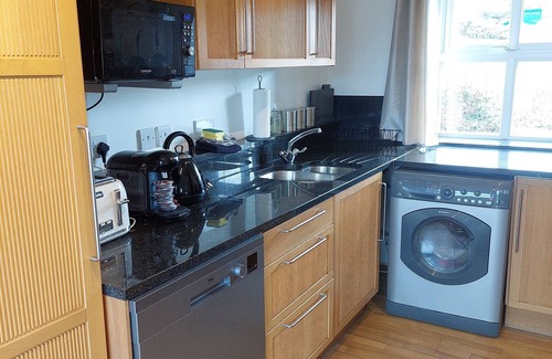 Cylch-Y-Garn Cabaña | Gadlys cottage sleeps 6 dog friendly walk to Church Bay Beach sea views