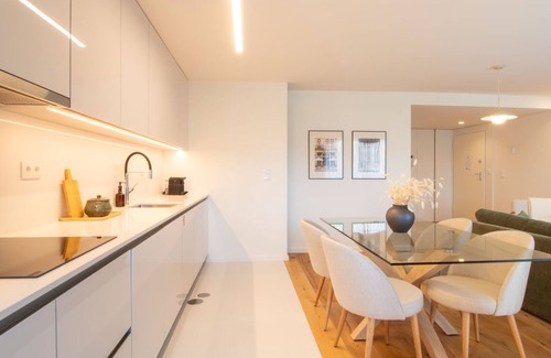 Oliveira do Douro Apartamento | Gaia Elegant Apartment w/Patio by LovelyStay