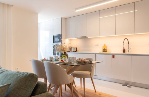 Oliveira do Douro Apartamento | Gaia Elegant Apartment w/Patio by LovelyStay