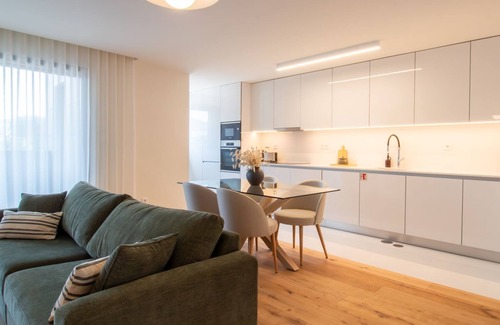 Oliveira do Douro Apartamento | Gaia Elegant Apartment w/Patio by LovelyStay