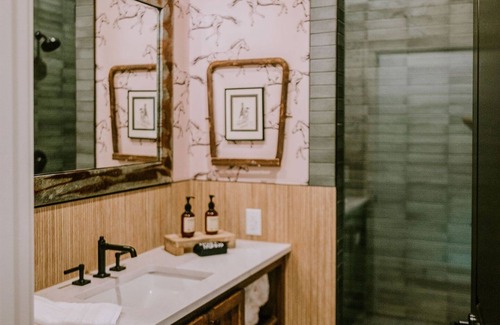 Wimberley Hotel | Gaines Ranch on the Square | Rancher’s Rest | King Bed Suite | Wimberley