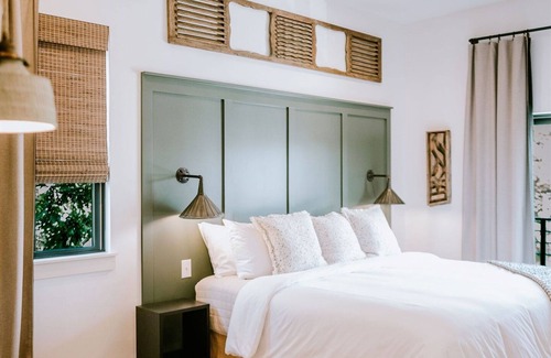 Wimberley Hotel | Gaines Ranch on the Square | Rancher’s Rest | King Bed Suite | Wimberley