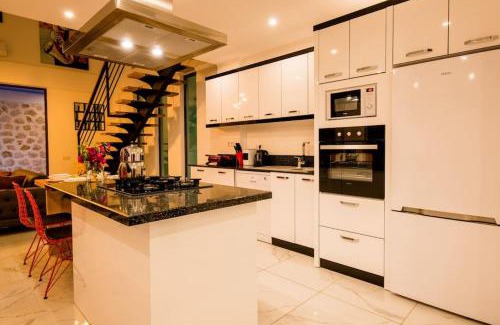 Uzumlu Villa | Gala açık ve kapalı havuzu bulunan lüks villa