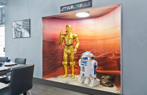 Southwest Anaheim Casa | ★ Galactic Dream: Arcade, Theater, Minigolf, & more! ★