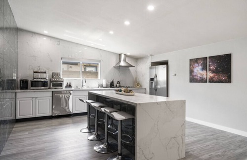 Southwest Anaheim Casa | Galactic Getaway:Close to Disney with Pool & Games
