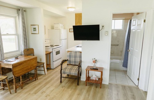 Stratford Cabaña | Gallant Cottage-PEI Charm, updated cottage with AC near Charlottetown. Waterview