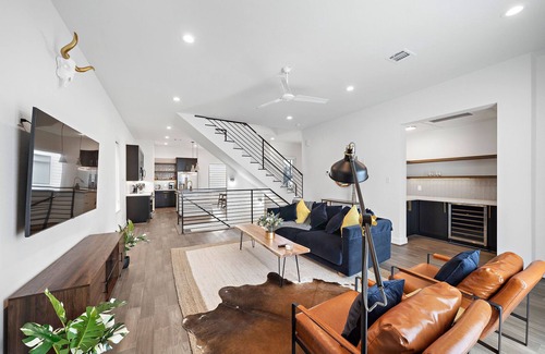 Houston Casa | Galleria - Rustic Mid-Century Modern 3BR House