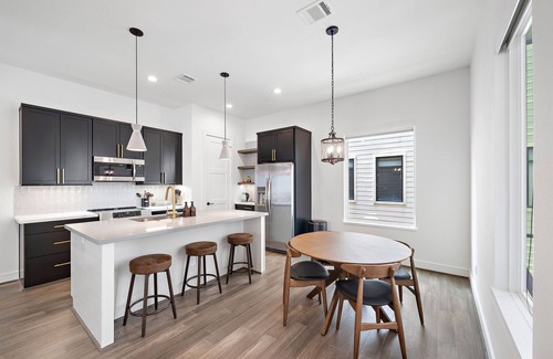 Houston Casa | Galleria - Rustic Mid-Century Modern 3BR House