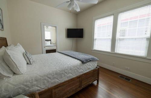 San Jacinto Casa | Galvez Oceanview Retreat Walk to Beach or Pleasure Pier