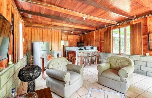 Penas Blancas Chalet De Esquí | Gamboa Cabin - Delightful Couples Vacation Cabin