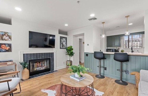 East Bank Condominio | Luxurious, Vibrant Condo by the Stadium - Incredible Views!