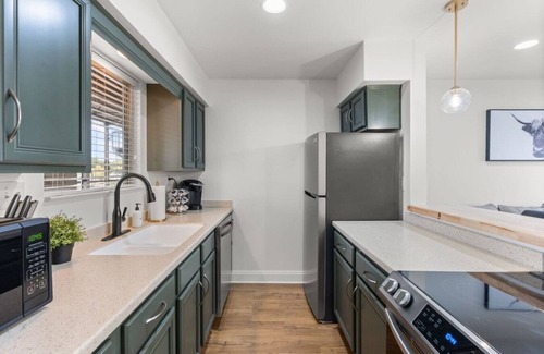 East Bank Condominio | Luxurious, Vibrant Condo by the Stadium - Incredible Views!