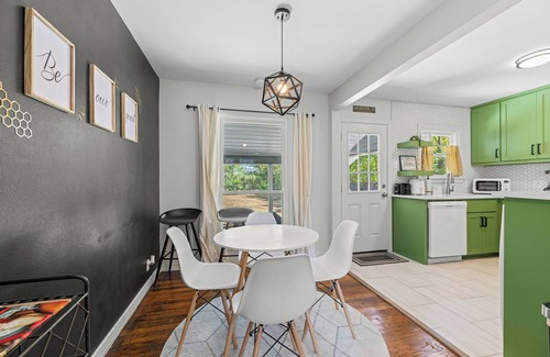 Central Arlington Casa | Game Day Getaway- 2 bedroom gem