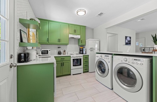Central Arlington Casa | Game Day Getaway- 2 bedroom gem