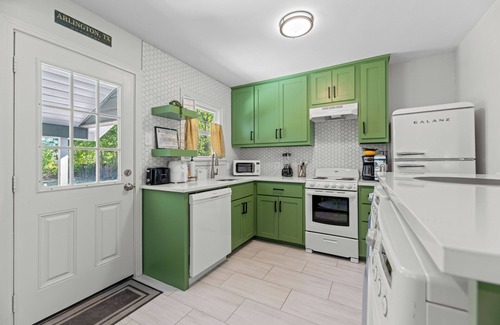 Central Arlington Casa | Game Day Getaway- 2 bedroom gem