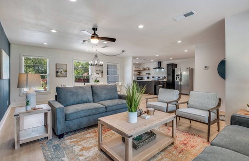 South Arlington Casa | Game Day Oasis Hot Tub I Pool table I Mini Golf