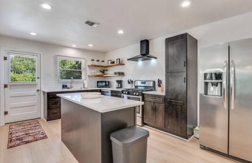 South Arlington Casa | Game Day Oasis Hot Tub I Pool table I Mini Golf