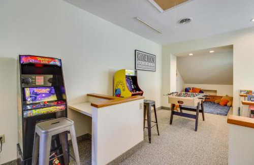 Lake Harmony Apartamento | Game Room and BBQ Waterfront Lake Harmony Condo!