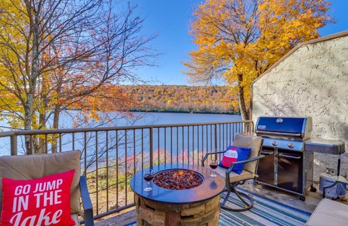Lake Harmony Apartamento | Game Room and BBQ Waterfront Lake Harmony Condo!