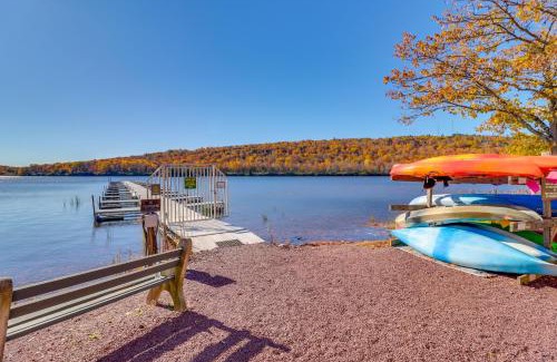 Lake Harmony Apartamento | Game Room and BBQ Waterfront Lake Harmony Condo!