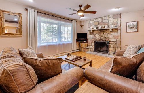 Pocono Pines Casa | Game Room and Fire Pit Chic Pocono Pines Home!
