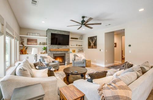 Arnold Casa | Game Room and Pool Access Spacious Cabin in Arnold