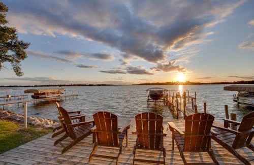 Lake Park Casa | Game Room and Views Family Retreat on Silver Lake