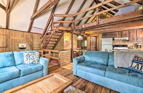 Pocono Lake Cabina | Game Room & Fire Pit: Tree-Lined Pocono Lake Cabin