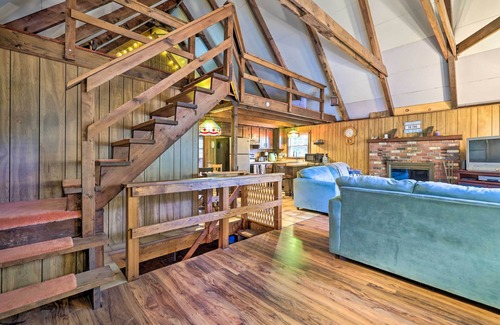 Pocono Lake Cabina | Game Room & Fire Pit: Tree-Lined Pocono Lake Cabin