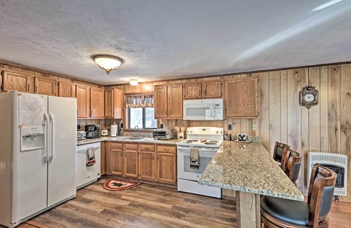 Locust Lake Village Casa | ¡NUEVO! Mtn Getaway, 8Mi to Raceway y Jack Frost Ski!