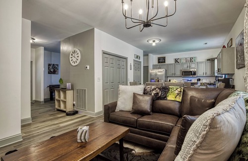 Sevierville Cabina | Game Room-Hot tub-Fire pit-Dog friendly