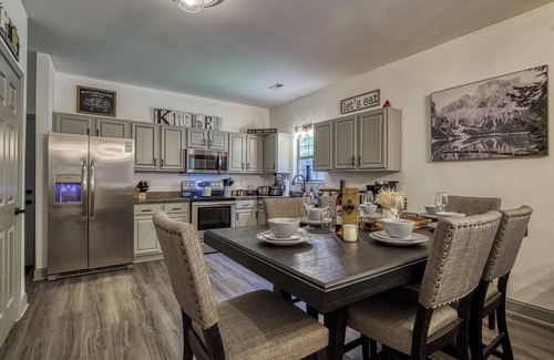 Sevierville Cabina | Game Room-Hot tub-Fire pit-Dog friendly