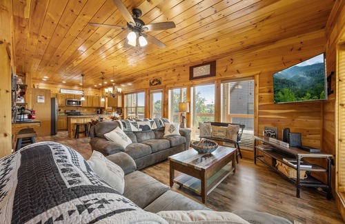 Sevierville Cabina | Game Room, Hot Tub & Large Porches-Luxury Cabin