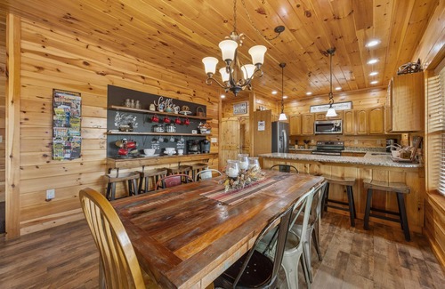 Sevierville Cabina | Game Room, Hot Tub & Large Porches-Luxury Cabin