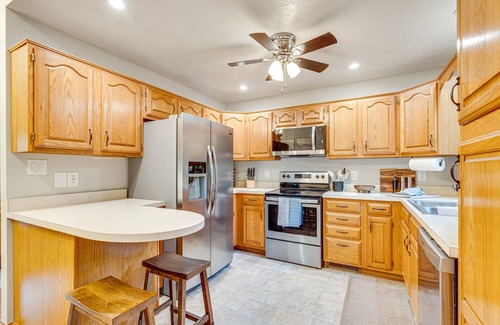 Luray Cabina | Game Room, Hot Tub & Outdoor Oasis