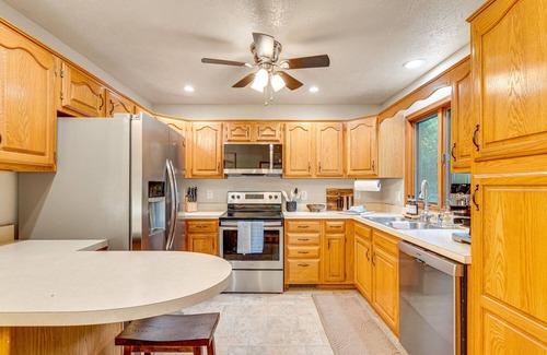 Luray Cabina | Game Room, Hot Tub & Outdoor Oasis