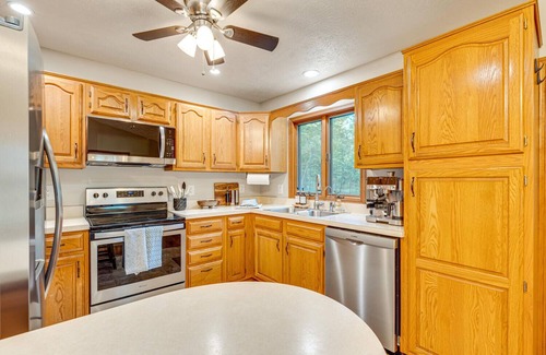 Luray Cabina | Game Room, Hot Tub & Outdoor Oasis