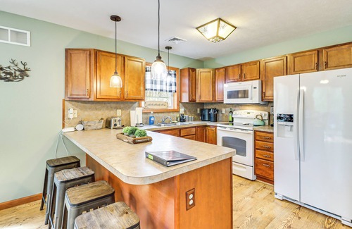 Albrightsville Cabaña | Game Room + Lake Access: Albrightsville Escape