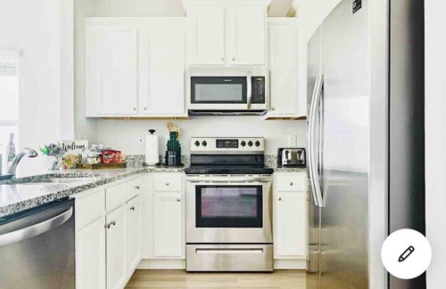 Thomas Drive Casa | Game Room, mins to beach, Pier Park and Sports Complex, POOL, pond view