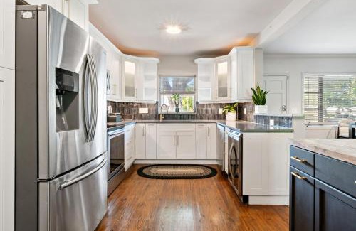 Pinewood Park Casa | Game Room Pool Fun, Close To Downtown Life