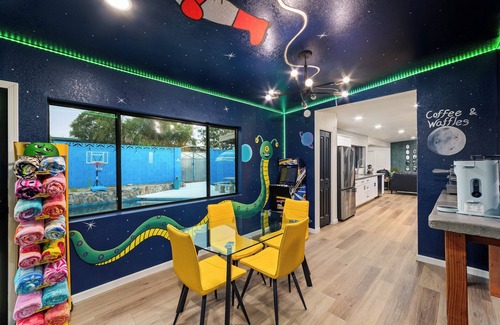 Tucson Casa | Game Room-Pool w/heated jacuzzi-Waffles-2 California King Beds-U of A 8 miles